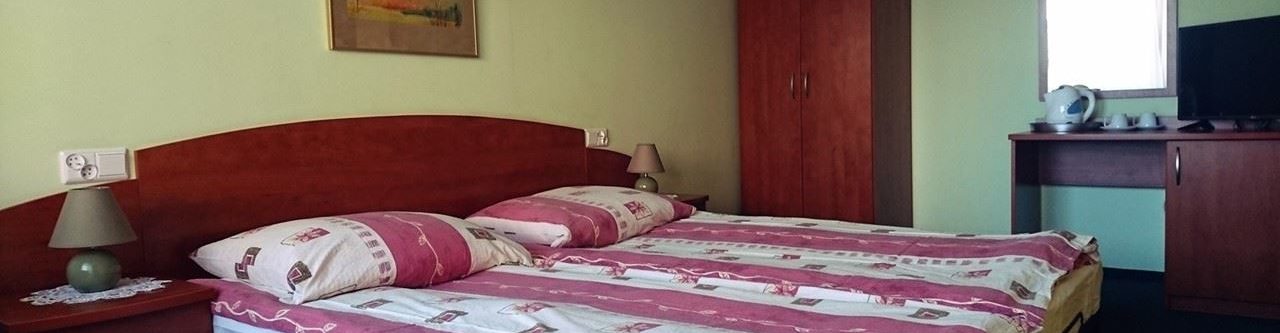 łóżko dwuosobowe pensjonatu drako